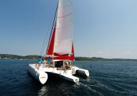 trimaran sailing yacht stern